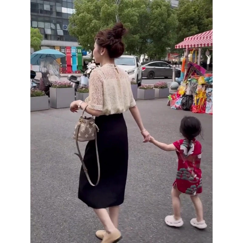 2025新款设计感蕾丝上衣漂亮小衫开叉半身裙两件套洋气减龄御姐范