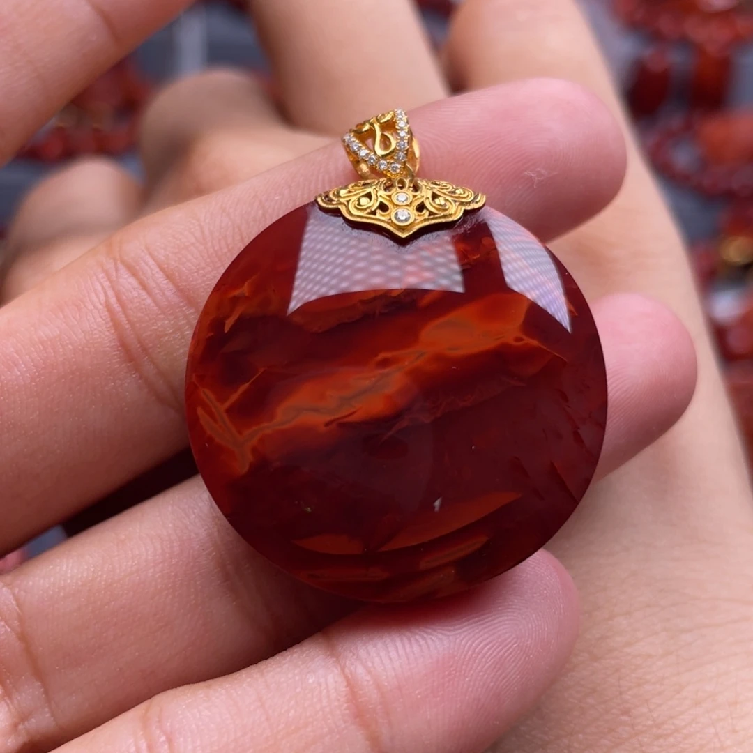 18K金镶嵌南红玛瑙珠宝奇石圆牌吊坠