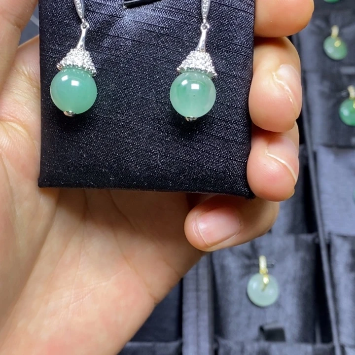 石英质玉（非洲翠）合金颈饰