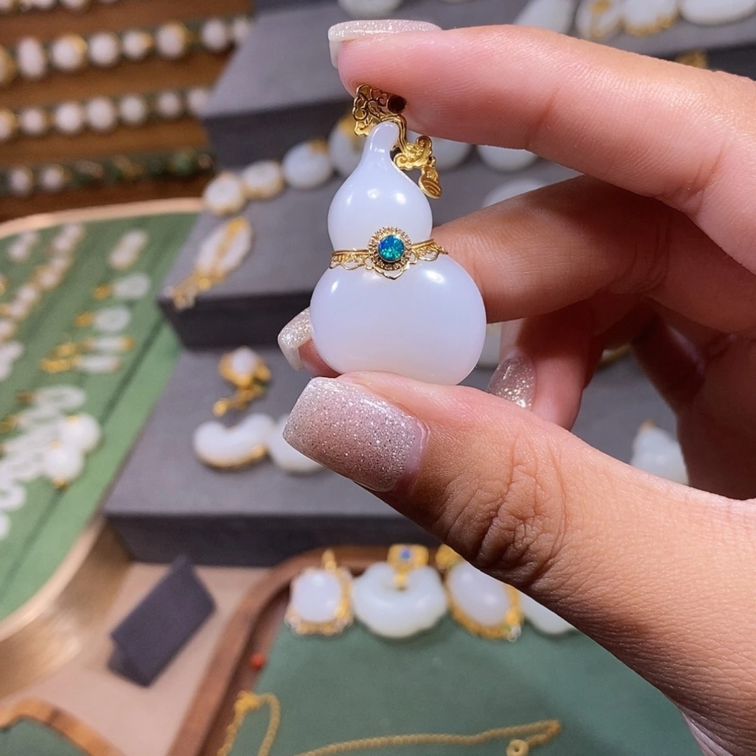 和田玉18K金镶嵌颈饰