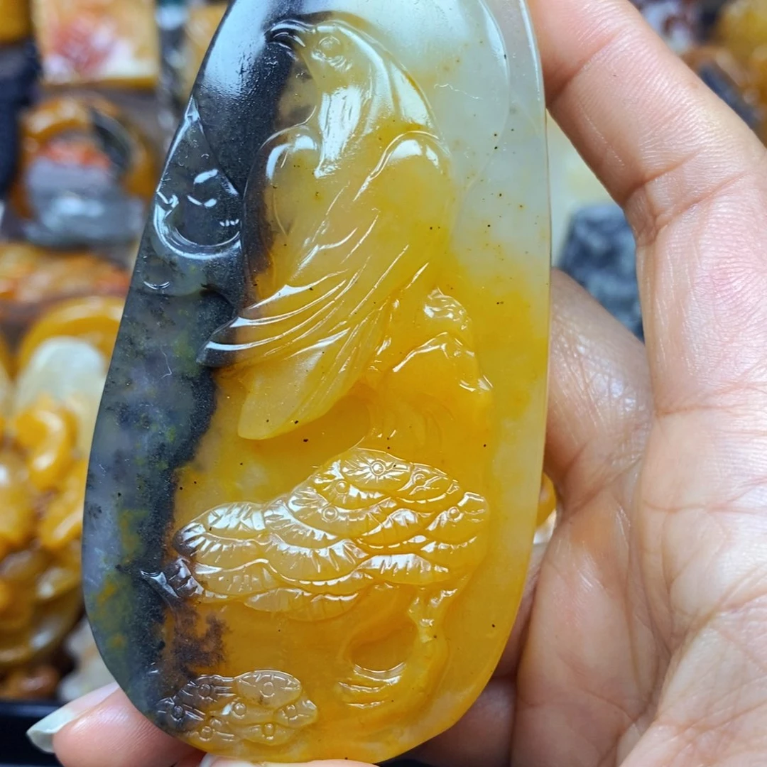 未镶嵌石英质玉（黄龙玉）颈饰