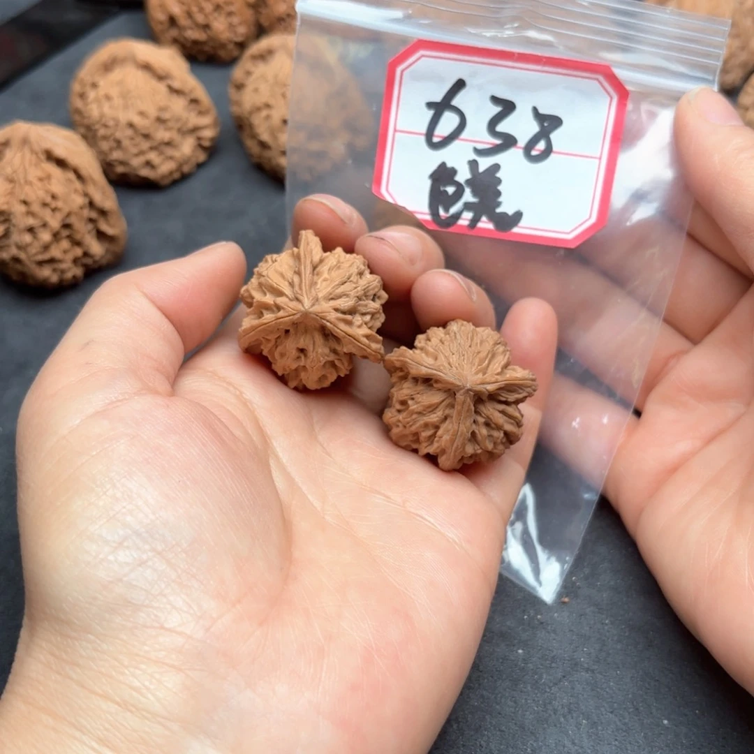 文玩核桃吊坠如*三棱