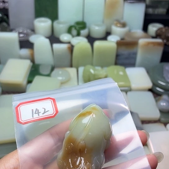 星***语颈饰未镶嵌和田玉