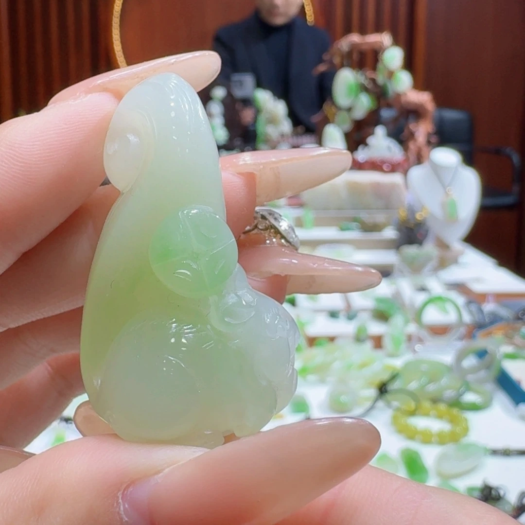 和田玉翠青冰底鼠来半未镶嵌