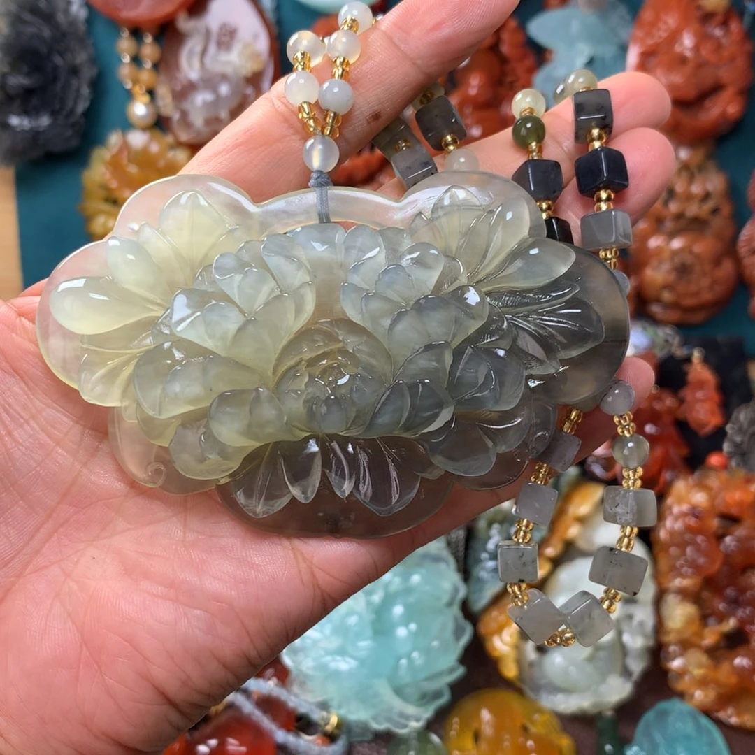 蛇纹石玉挂坠未镶嵌