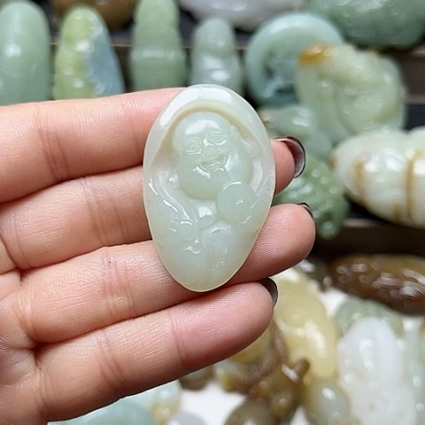 和田玉未镶嵌颈饰龍**人