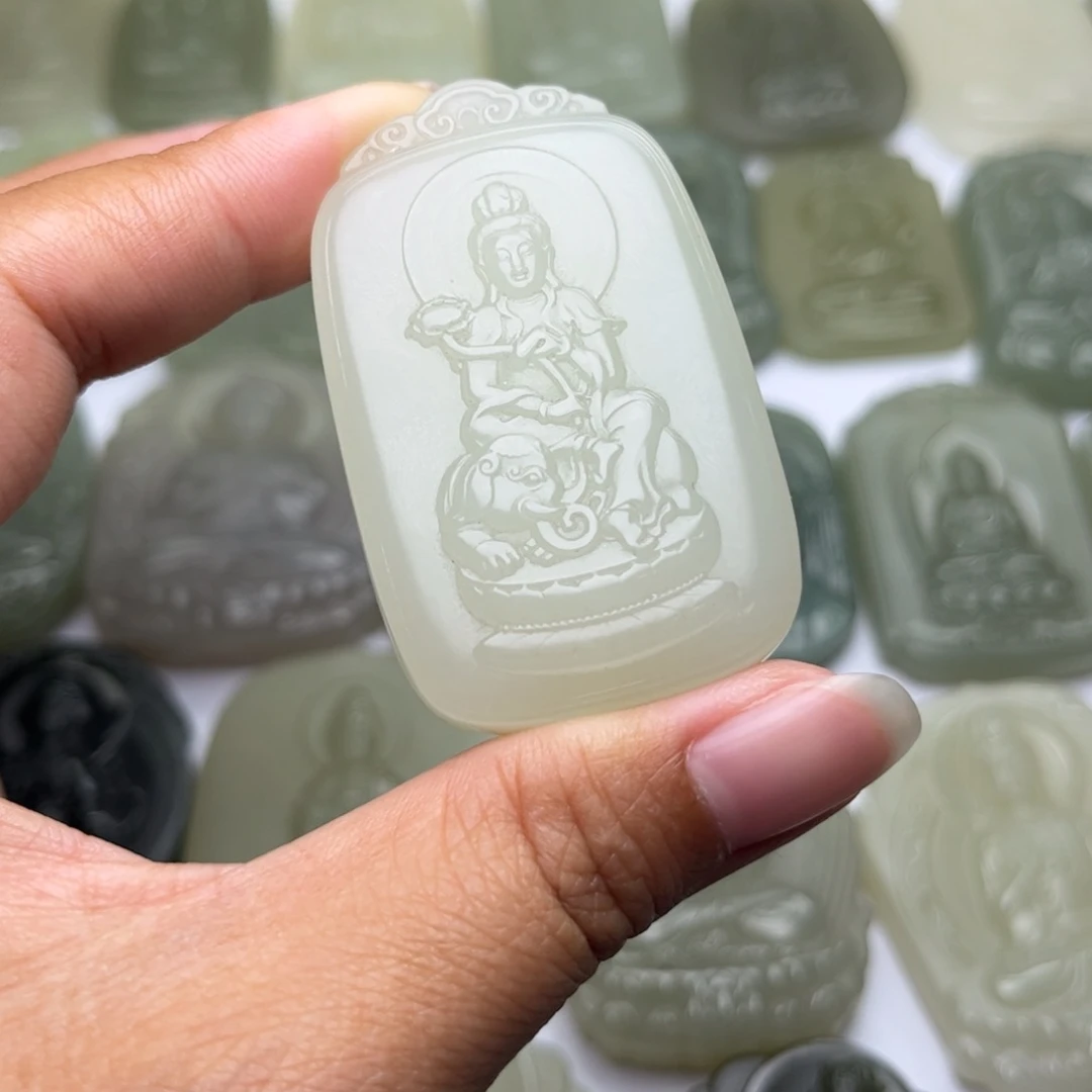 李***磊和田玉未镶嵌颈饰