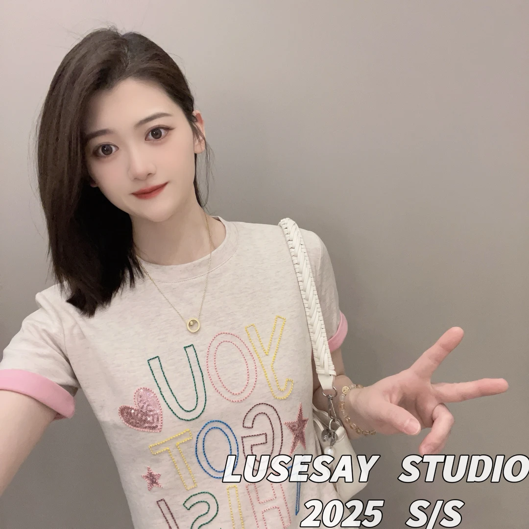 LUSESAY 双色面料彩色字母刺绣 2025新款 短袖T恤女百搭休闲时尚