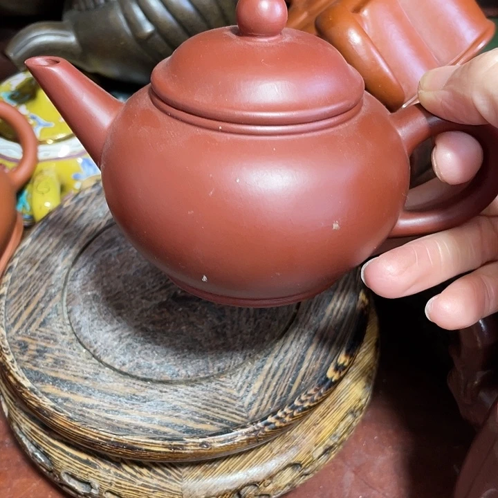 茶壶紫砂原矿泥料手工制作的一把紫砂壶。