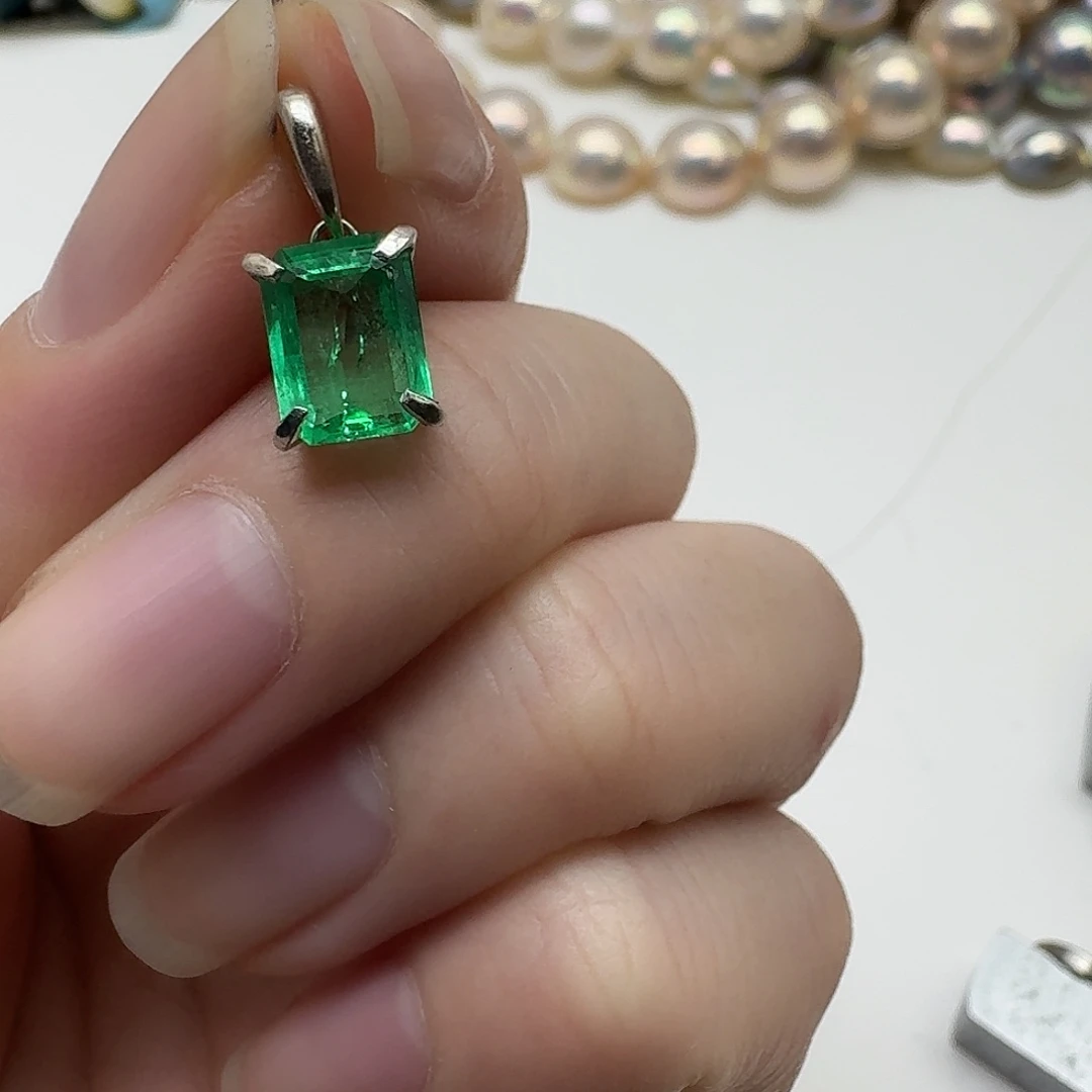 祖母绿颈饰未镶嵌