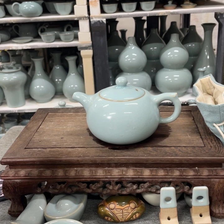 摆件天青满釉龙壶