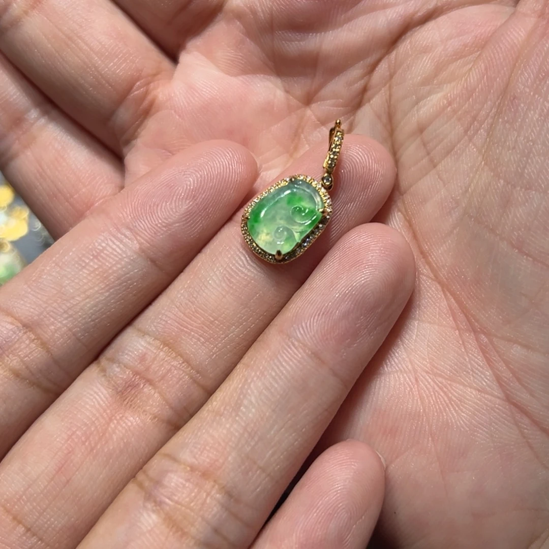 颈饰18K金镶嵌翡翠