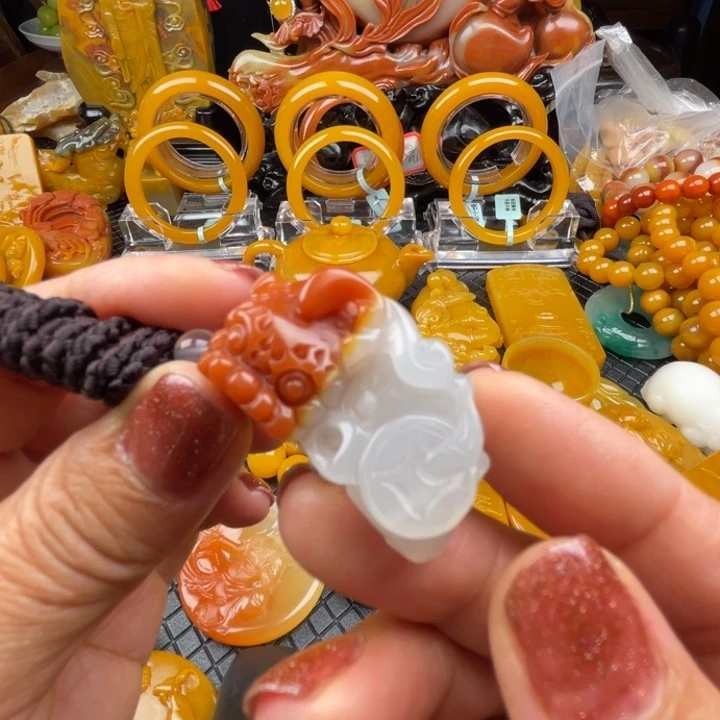 未镶嵌石英质玉（黄龙玉）颈饰