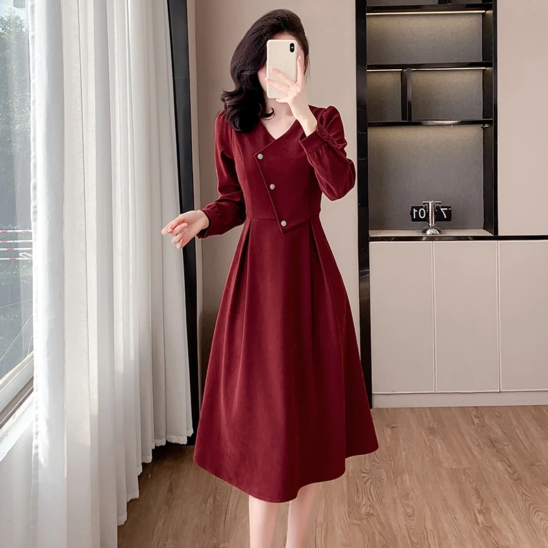 实拍浪漫复古新年红连衣裙女春秋2025法式赫本磨毛V领裙子高级感