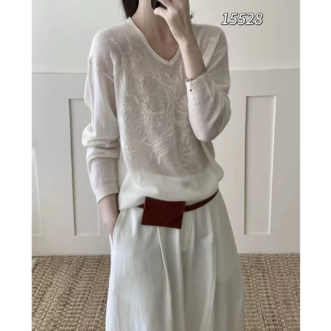 15528（部分无水洗唛，介意慎拍）CHUXUN新款V领刺绣针织衫