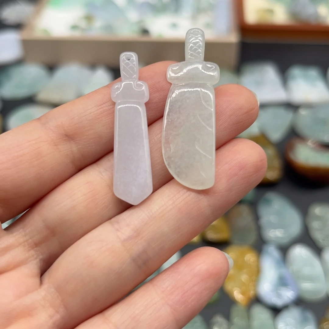 翡翠未镶嵌颈饰刀剑如梦