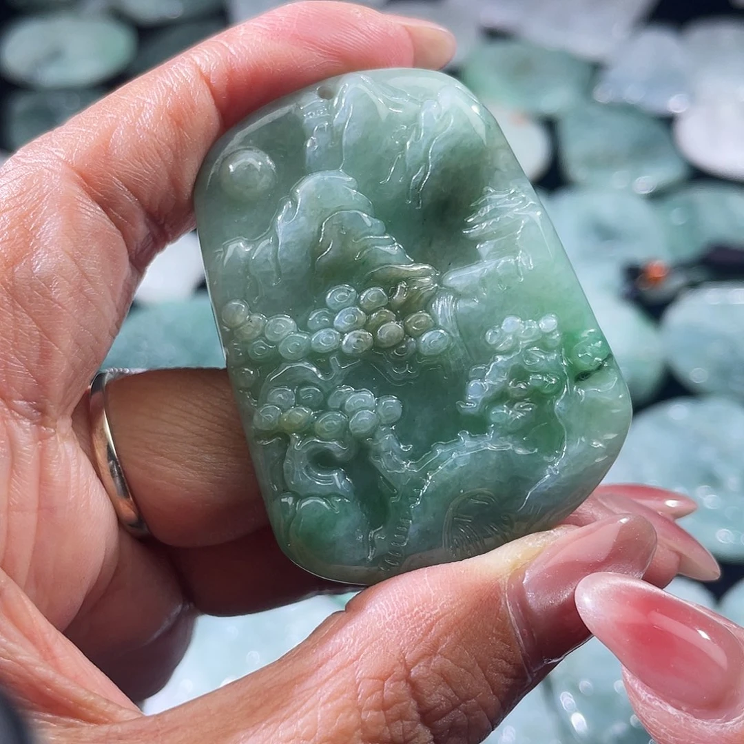 翡翠未镶嵌颈饰山水