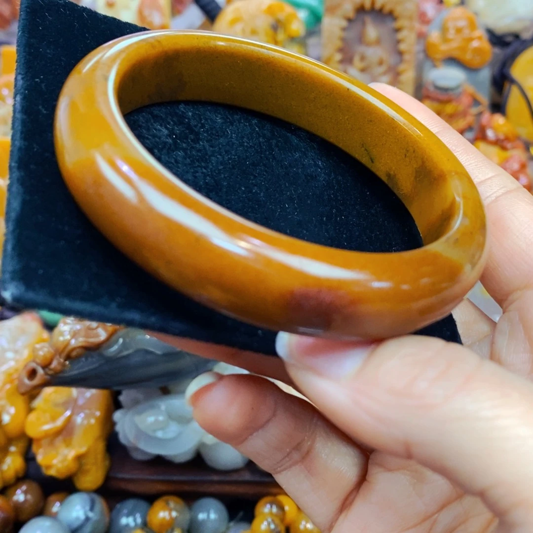 未镶嵌石英质玉（黄龙玉）颈饰