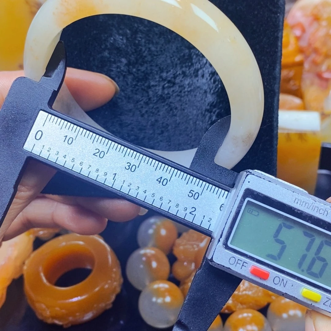 未镶嵌石英质玉（黄龙玉）颈饰