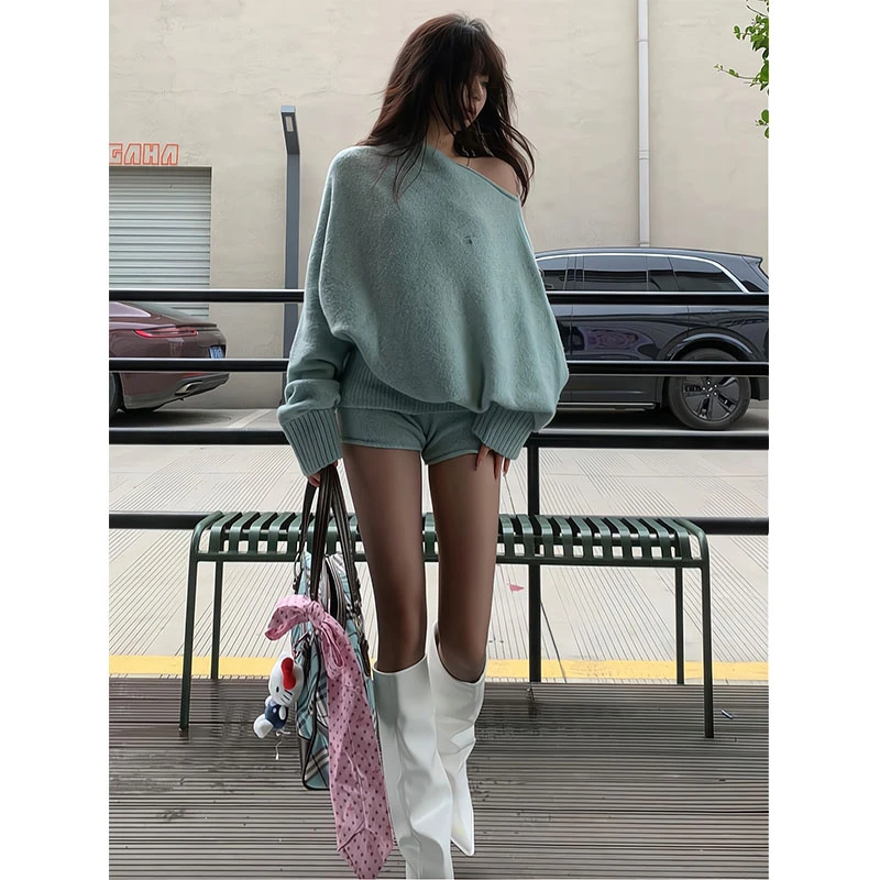 韩系氛围感薄荷曼波早秋休闲女宽松软糯慵懒斜肩长袖毛衣百搭短裤
