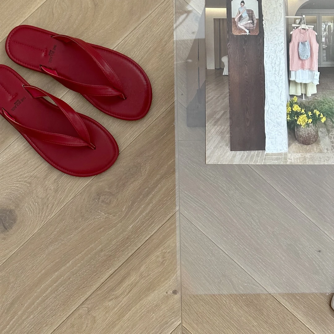 好喜欢我的红色人字拖 ”夏天穿搭显白又好看