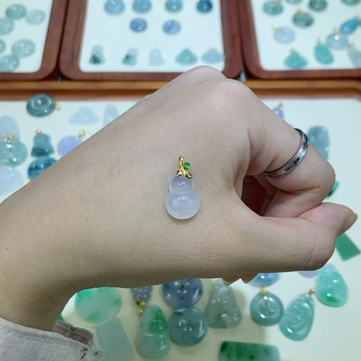 颈饰18K金镶嵌翡翠葫芦