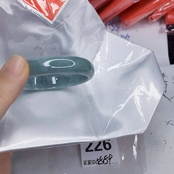 翡翠未镶嵌手镯一图一物实物为准（微瑕处理）