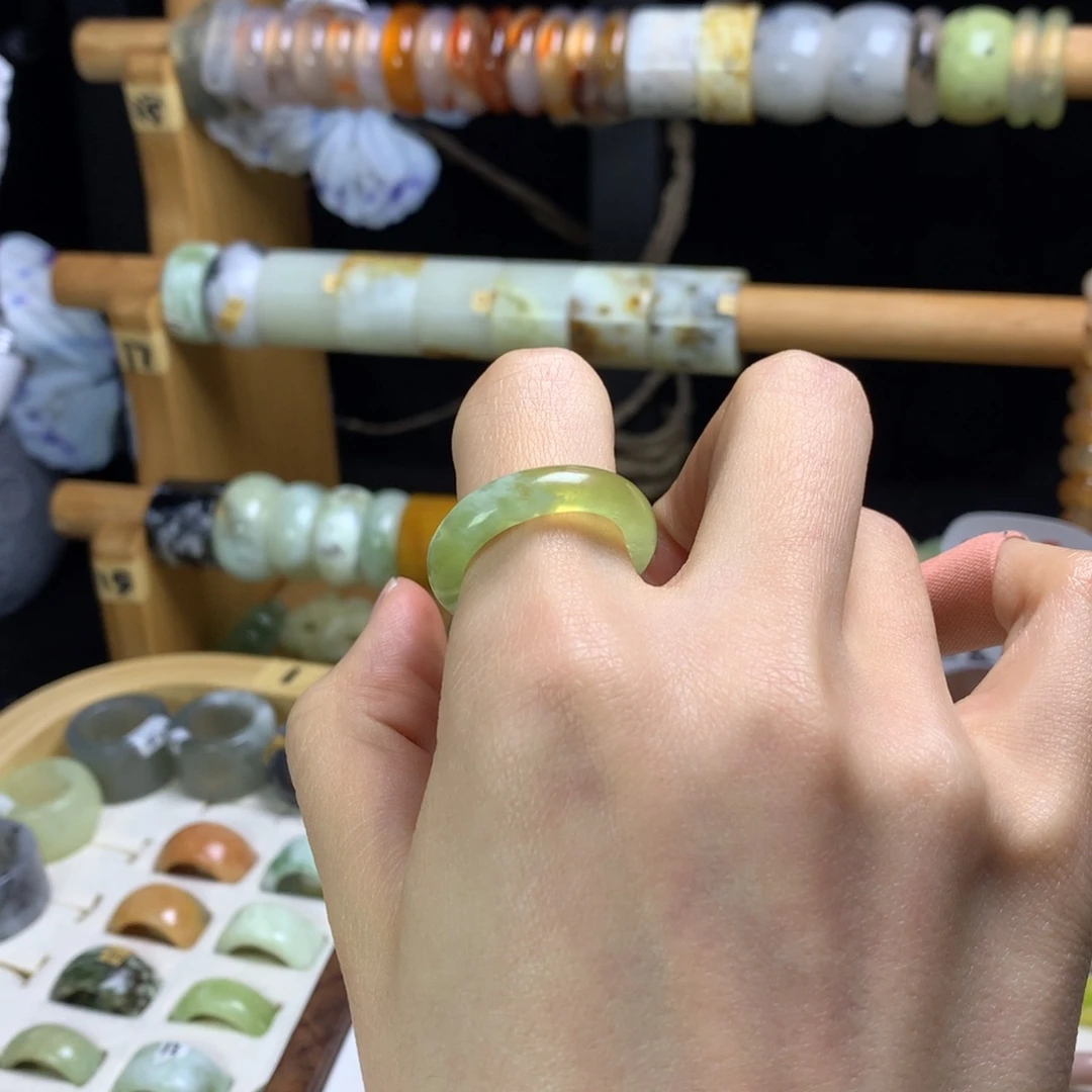 蛇纹石玉未镶嵌戒指山**川