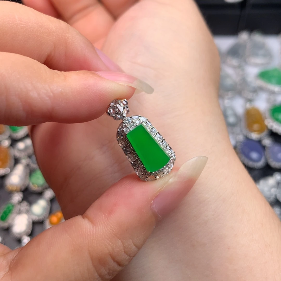 颈饰18K金镶嵌翡翠绿无事牌