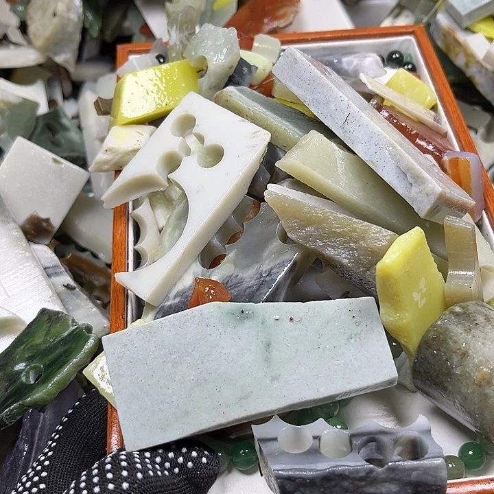 和田玉9K金镶嵌珠宝奇石小**雨