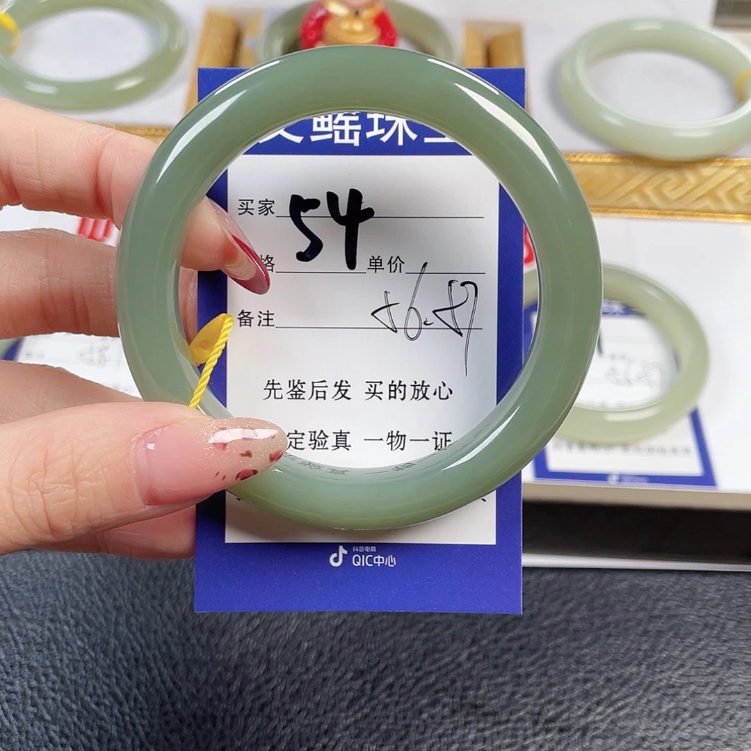 .****和田玉未镶嵌手镯