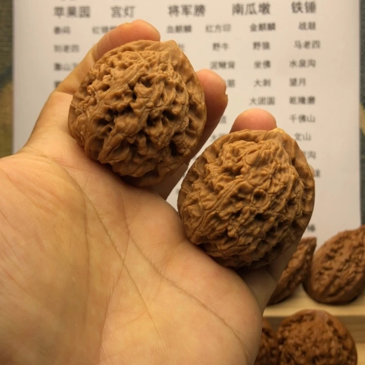 把件文玩核桃水龙纹，边40，有点黄尖