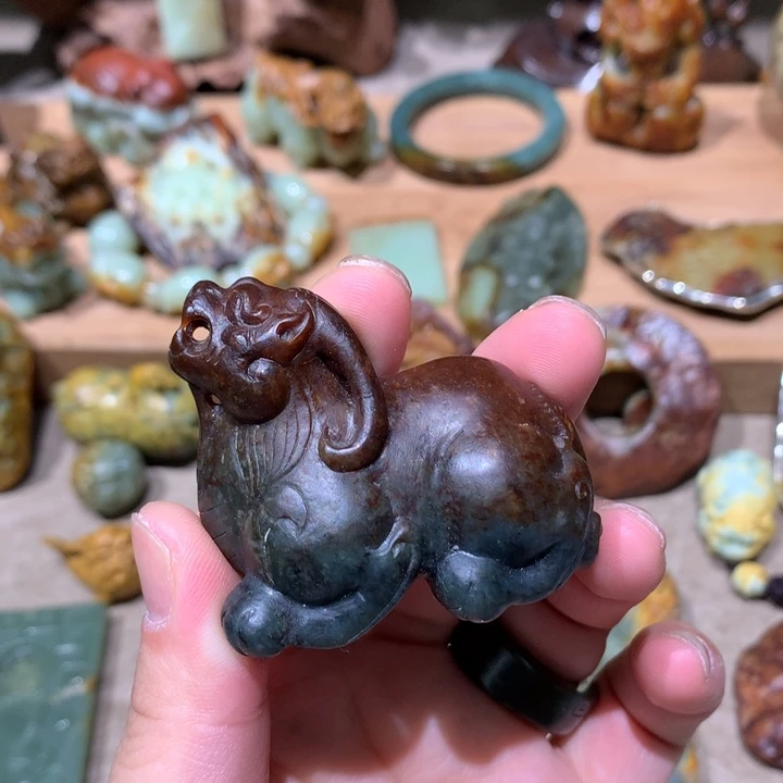 未镶嵌岫岩河磨玉（透闪石质玉）把件