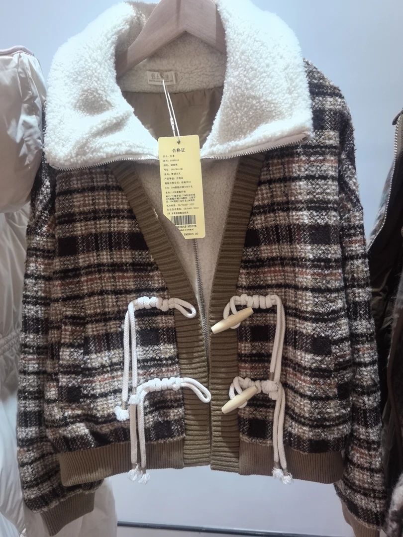 女士绿卡格羊毛外套舒适保暖大气短款休闲时尚潮流版