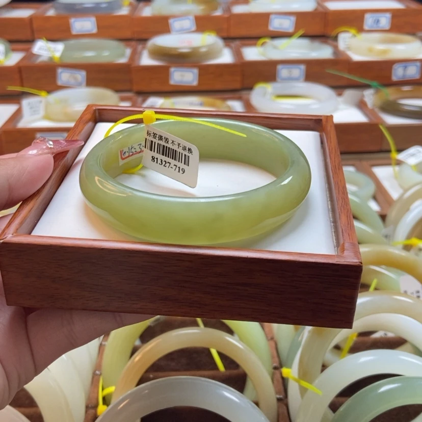 【闪购商品】和田玉手镯（贵妃镯）未镶嵌