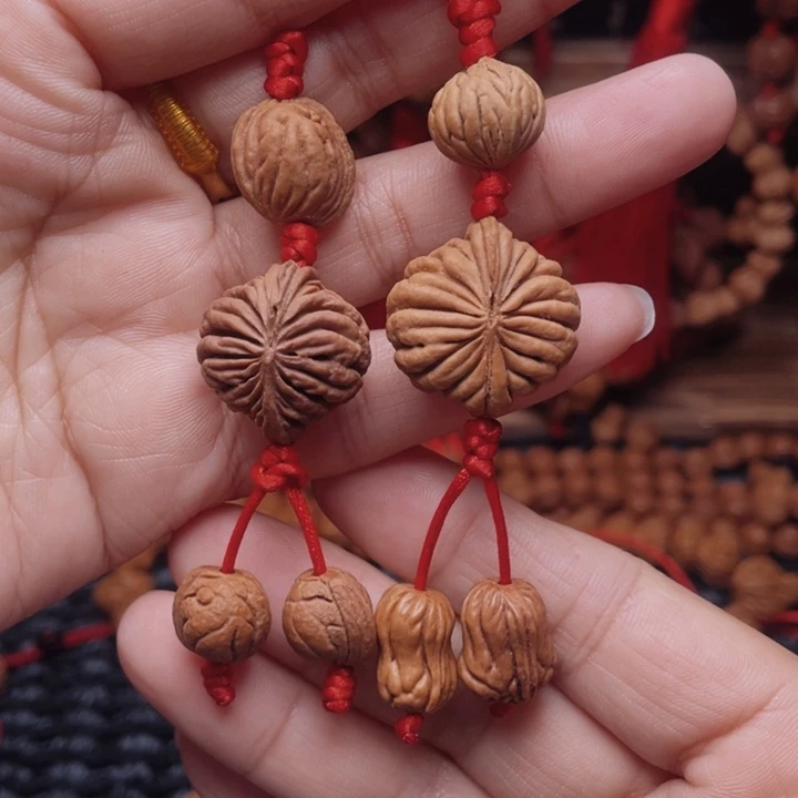 木质类龙纹桃枭挂件