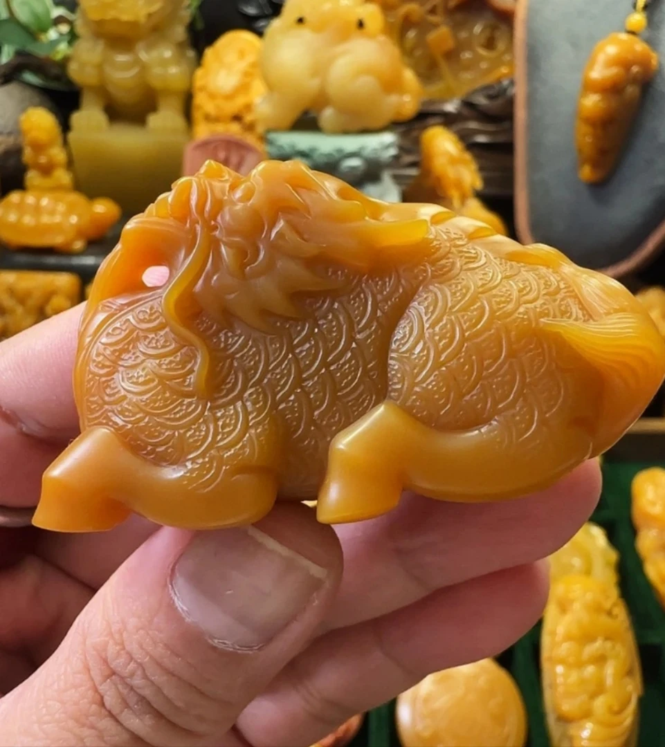 石英质玉（黄龙玉）未镶嵌吊坠缅黄 精工 麒麟