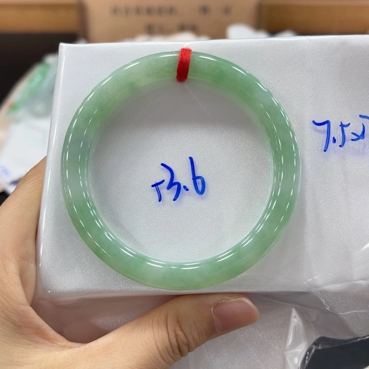 翡翠手镯未镶嵌翡翠