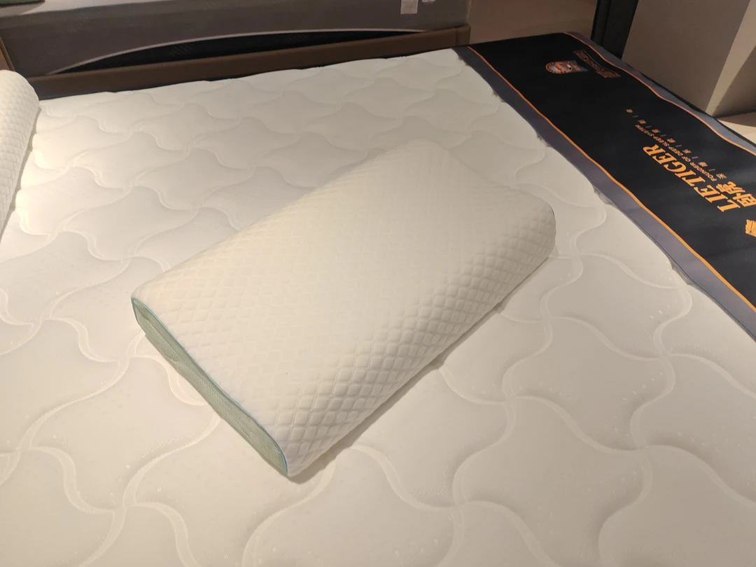 高回弹记忆棉睡眠枕