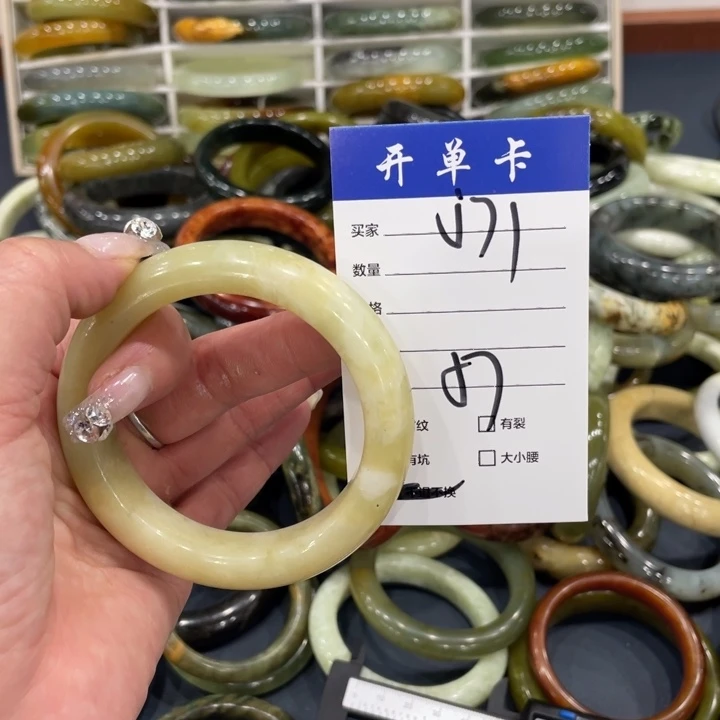 蛇纹石玉未镶嵌手镯