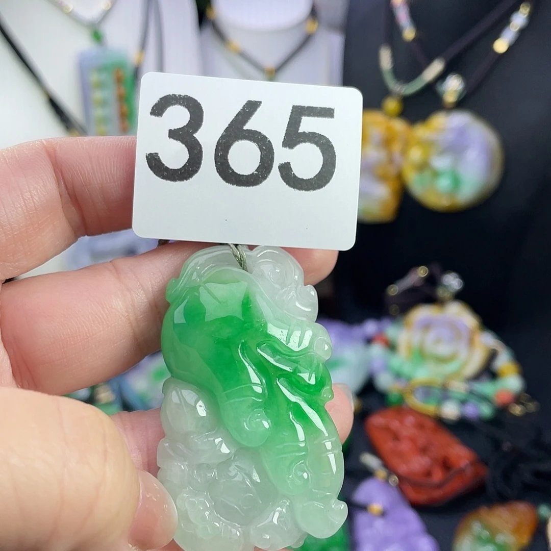 翡翠未镶嵌吊坠(赠链)