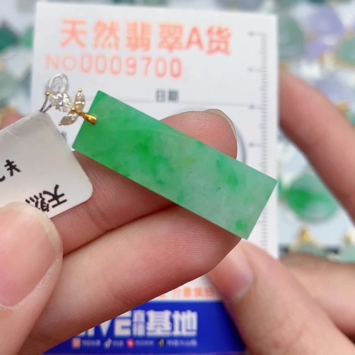 翡翠18K金镶嵌颈饰无事牌