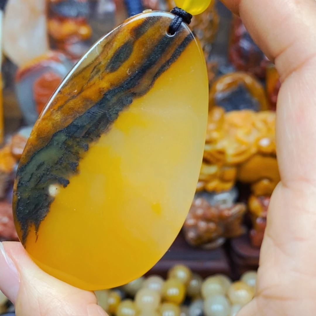 石英质玉（黄龙玉）未镶嵌颈饰