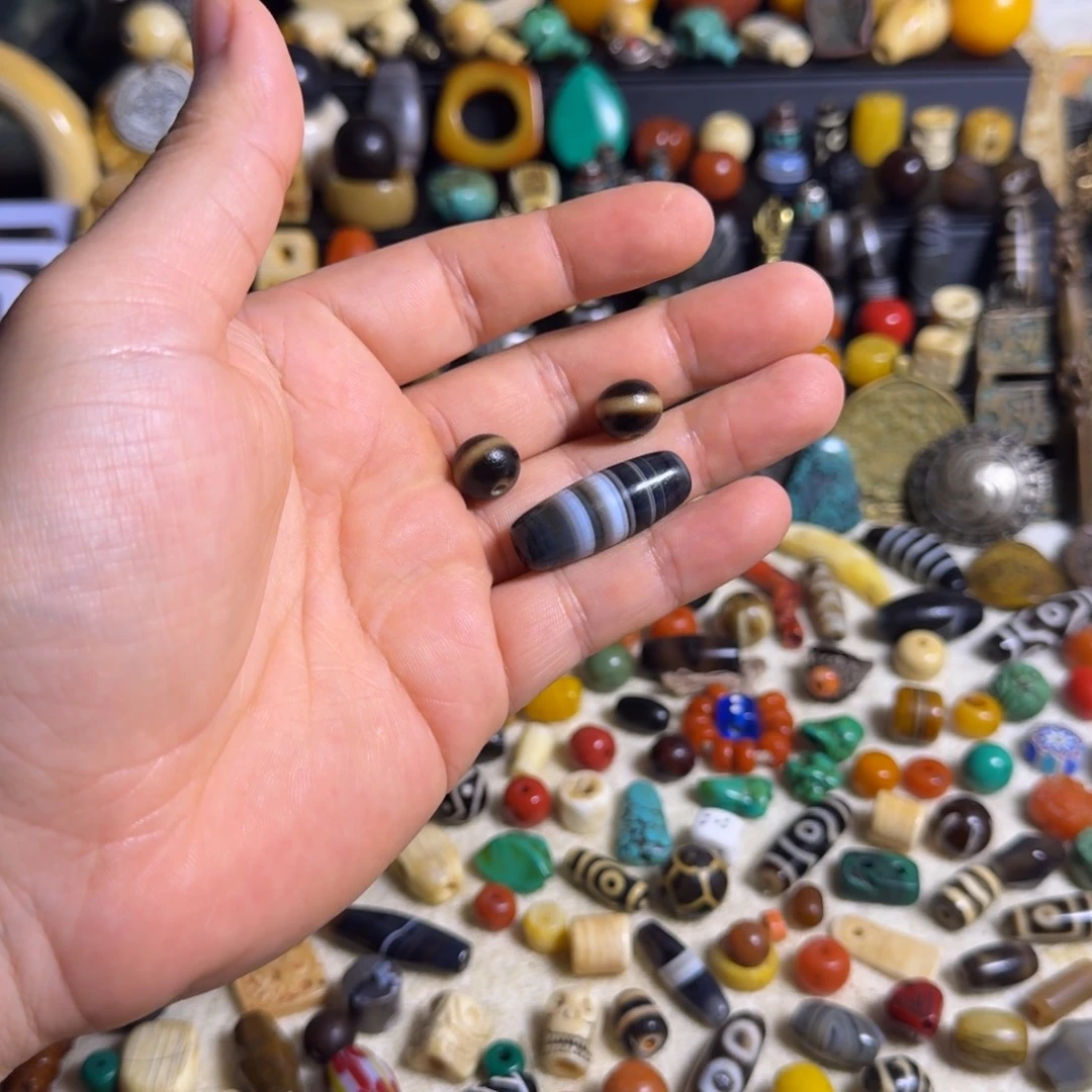 牧***园颈饰琉璃珠子如图