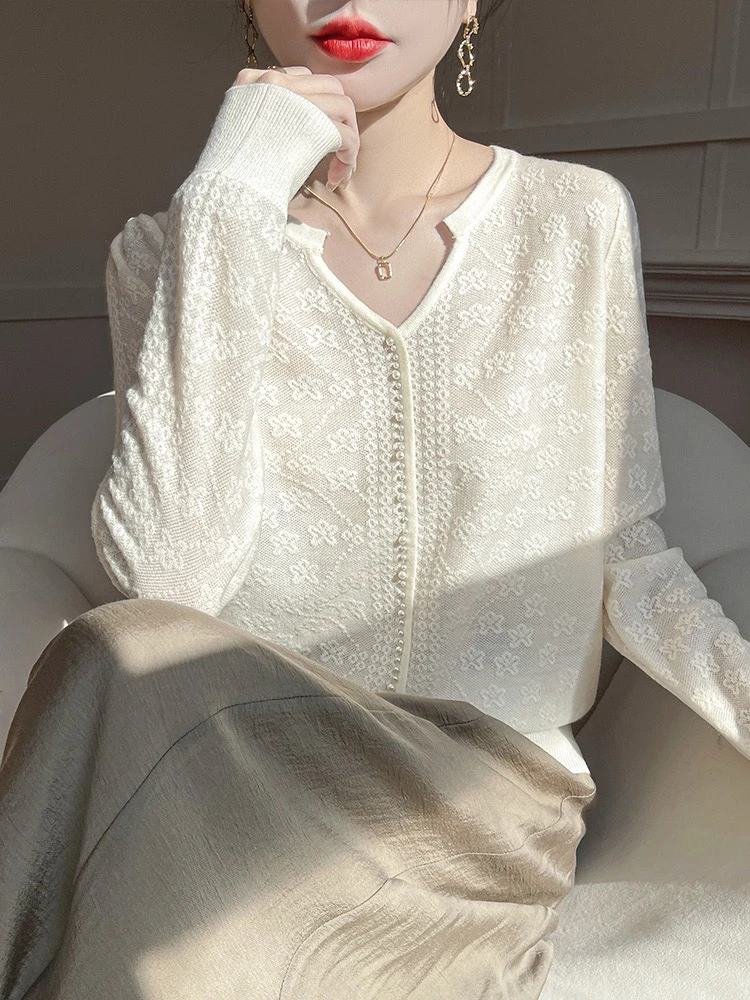 真的感觉太高端了~~秋季新款V领蕾丝镂空珍珠扣毛衣针织衫