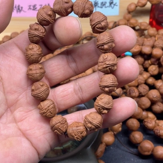 龙纹桃核呱呱来财