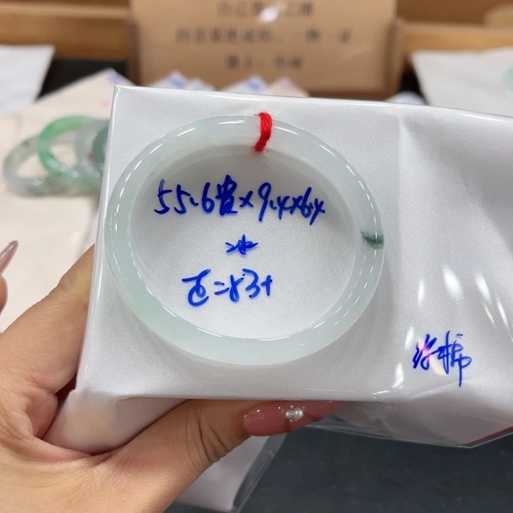 翡翠手镯未镶嵌翡翠