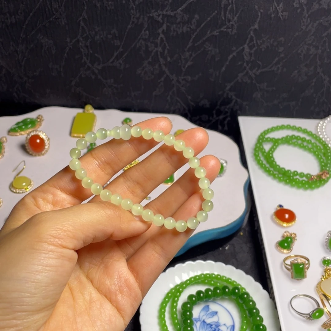 莹***莹和田玉未镶嵌手串