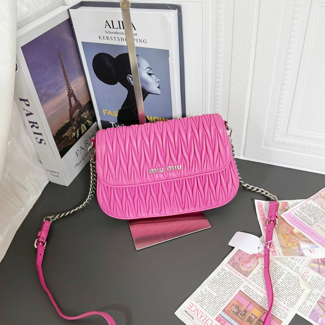 95新 MIU MIU/缪缪 粉色元宝褶皱斜挎包