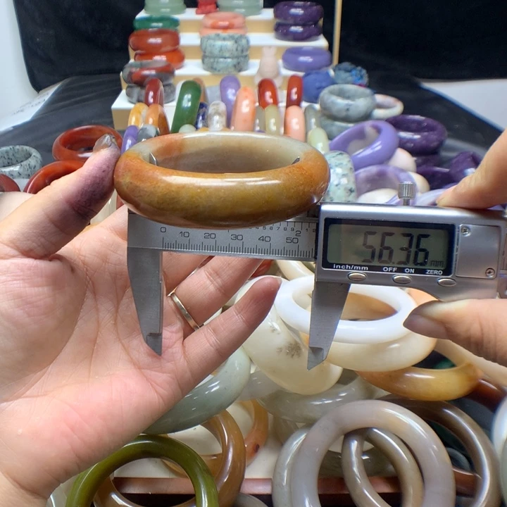 未镶嵌手镯石英质玉